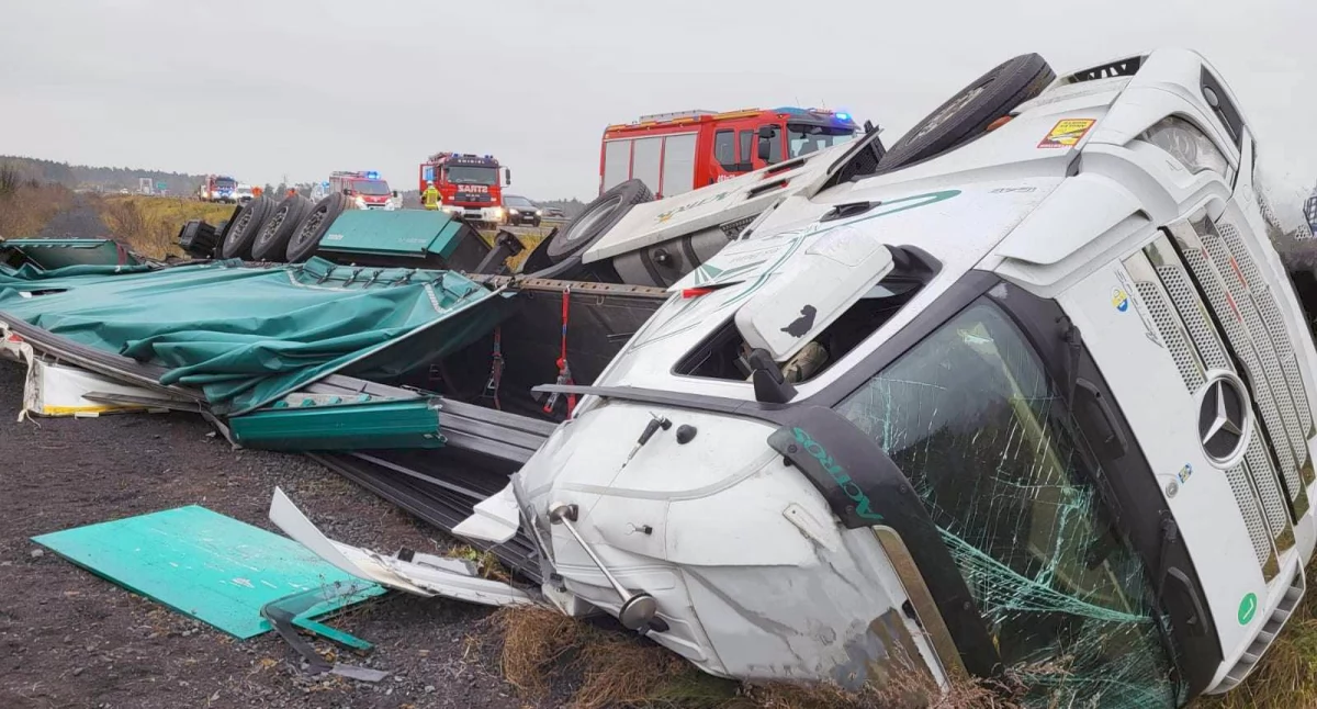 Zdjęcie przedstawia pojazd ciężarowy w rowie na drodze S5 koło Śmigla