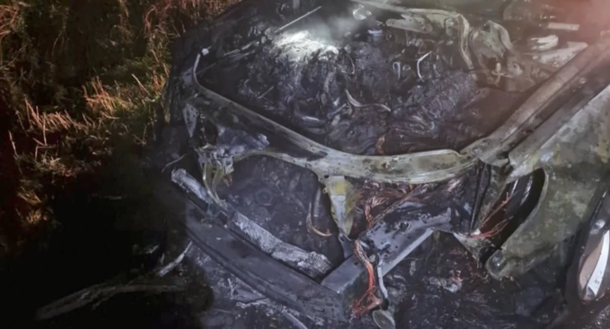 Zdjęcie przedstawia samochód marki Volkswagen po pożarze