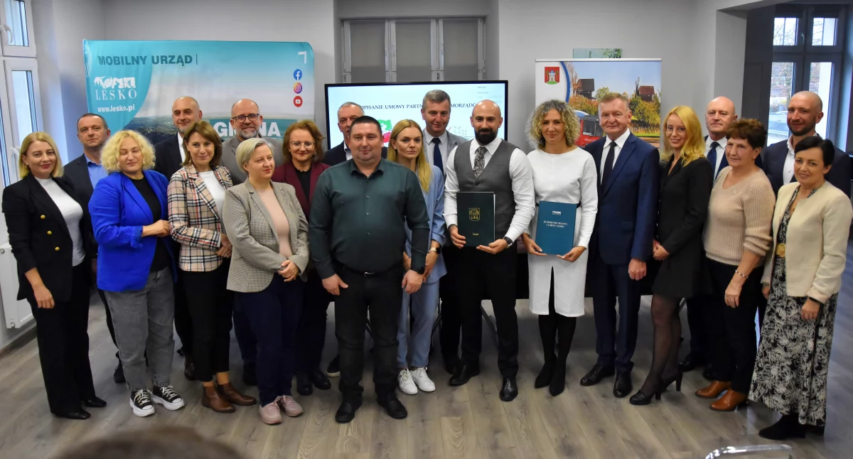 Zdjęcie przedstawia podpisanie umowy o partnerstwie pomiędzy gminami Śmigiel i Lesko