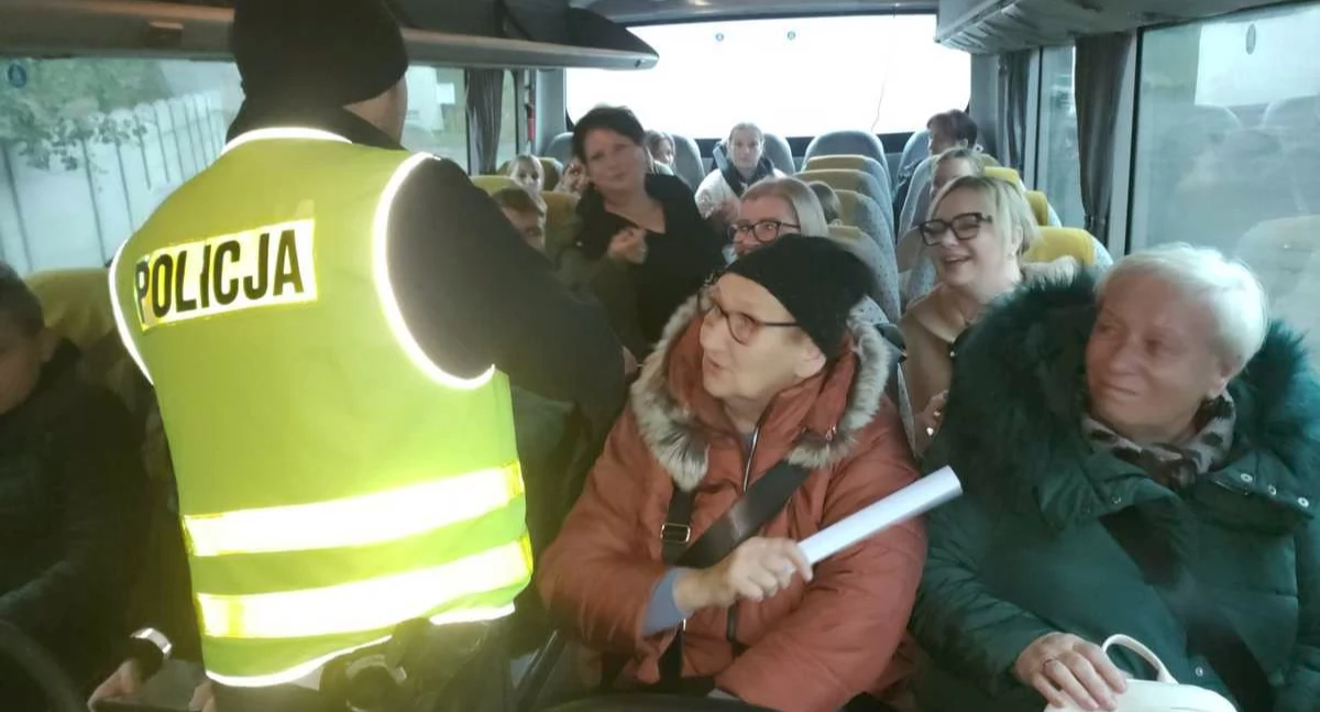 Zdjęcie przedstawia policjantów podczas akcji Świeć Przykładem