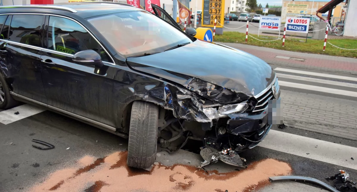 Zdjęcie przedstawia samochód marki Volkswagen po kolizji w Kościanie