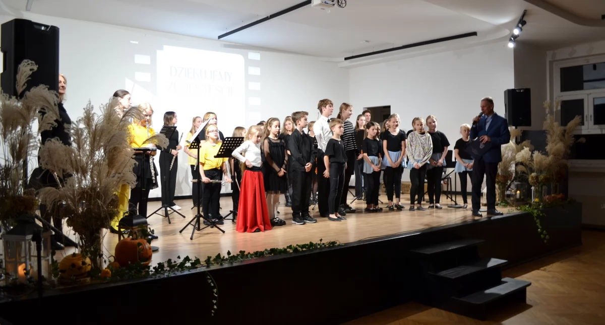 Zdjęcie przedstawia wykonawców Koncertu Muzyki Filmowej w ZSP w Nietążkowie