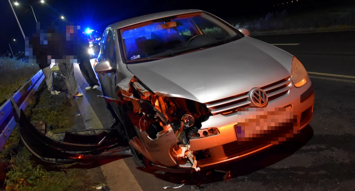 Zdjęcie przedstawia samochód po kolizji na obwodnicy Kościana