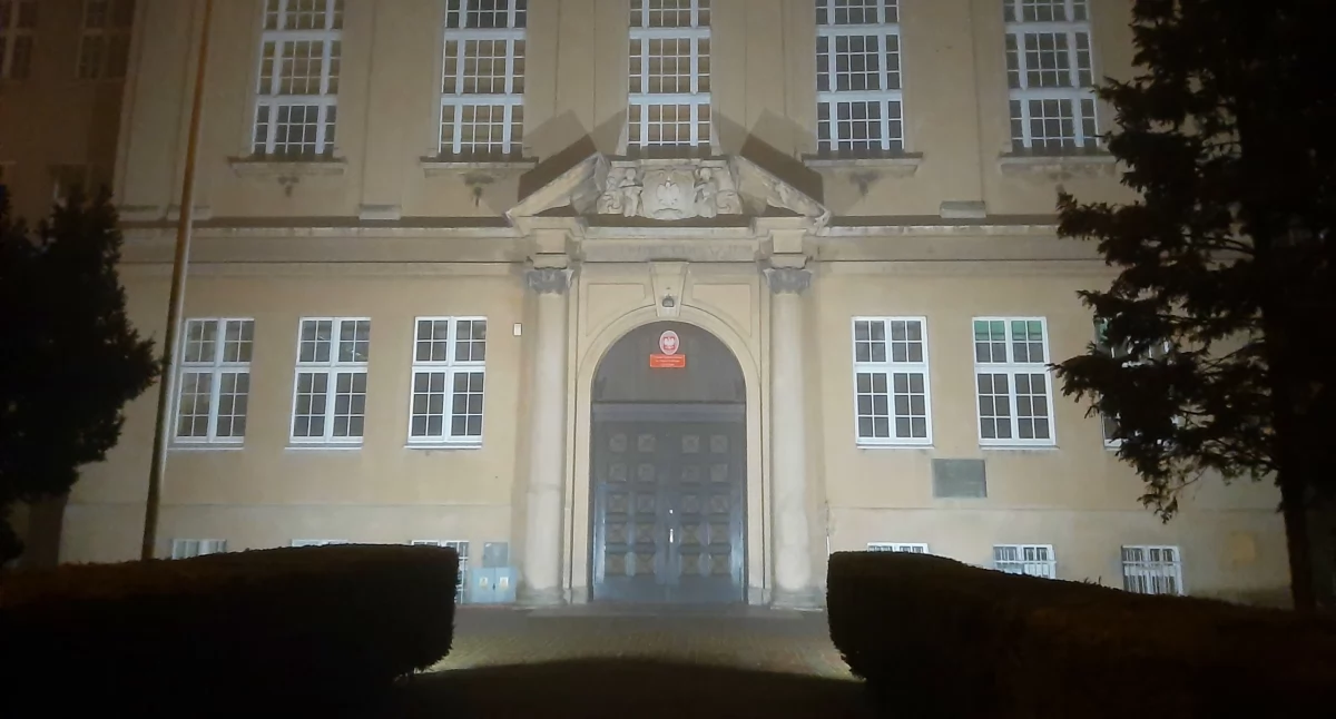 Zdjęcie przedstawia wejście do I Liceum Ogólnokształcącego w Kościanie