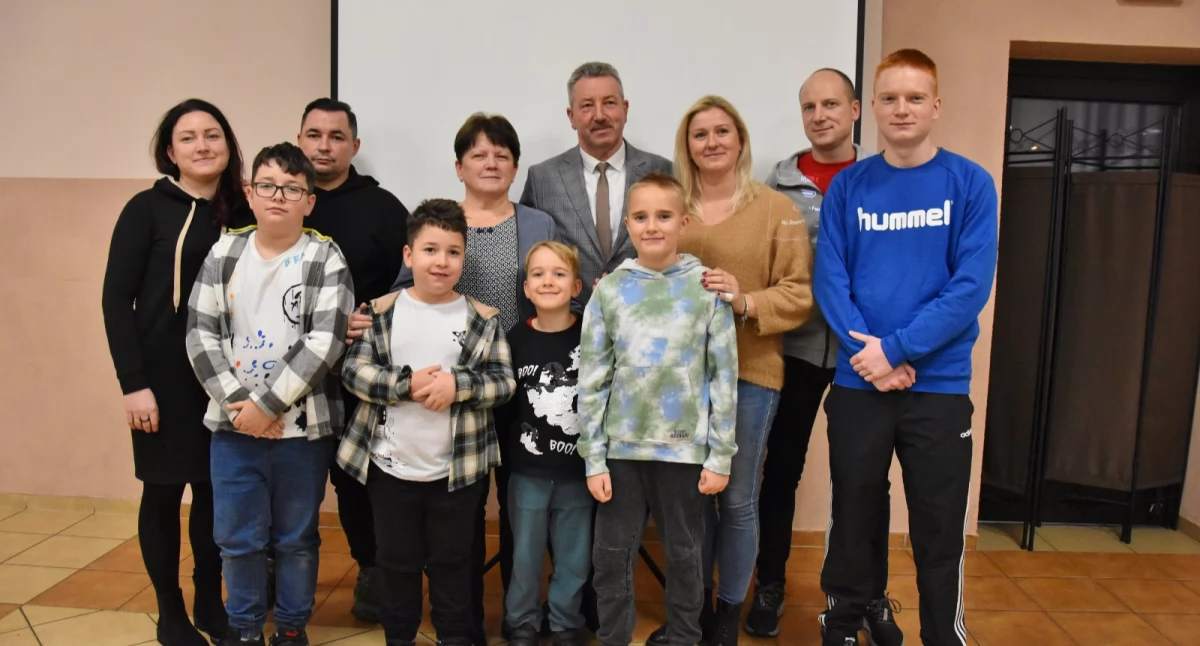 Zdjęcie przedstawia Mirosława Mądrego wraz z rodziną