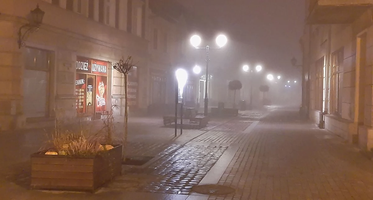 Zdjęcie przedstawia ul. Wrocławską w Kościanie podczas mgły
