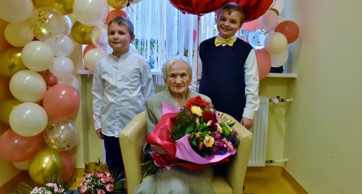 Zdjęcie przedstawia obchodzącą setne urodziny panią Barbarę Jokiel