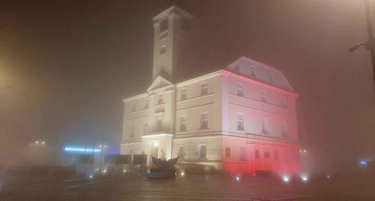 Zdjęcie przedstawia kościański ratusz we mgle