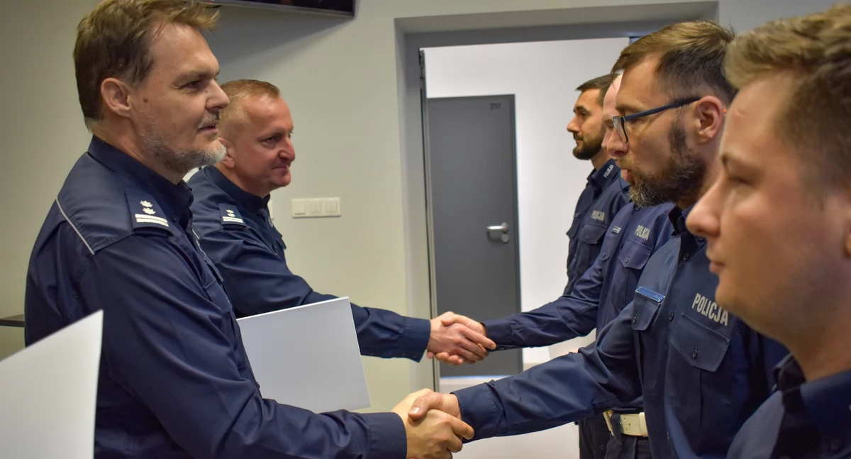 Zdjęcie przedstawia uroczystość wręćzenia rozkazów podwyższających dodatki służbowe policjantom z Kościana