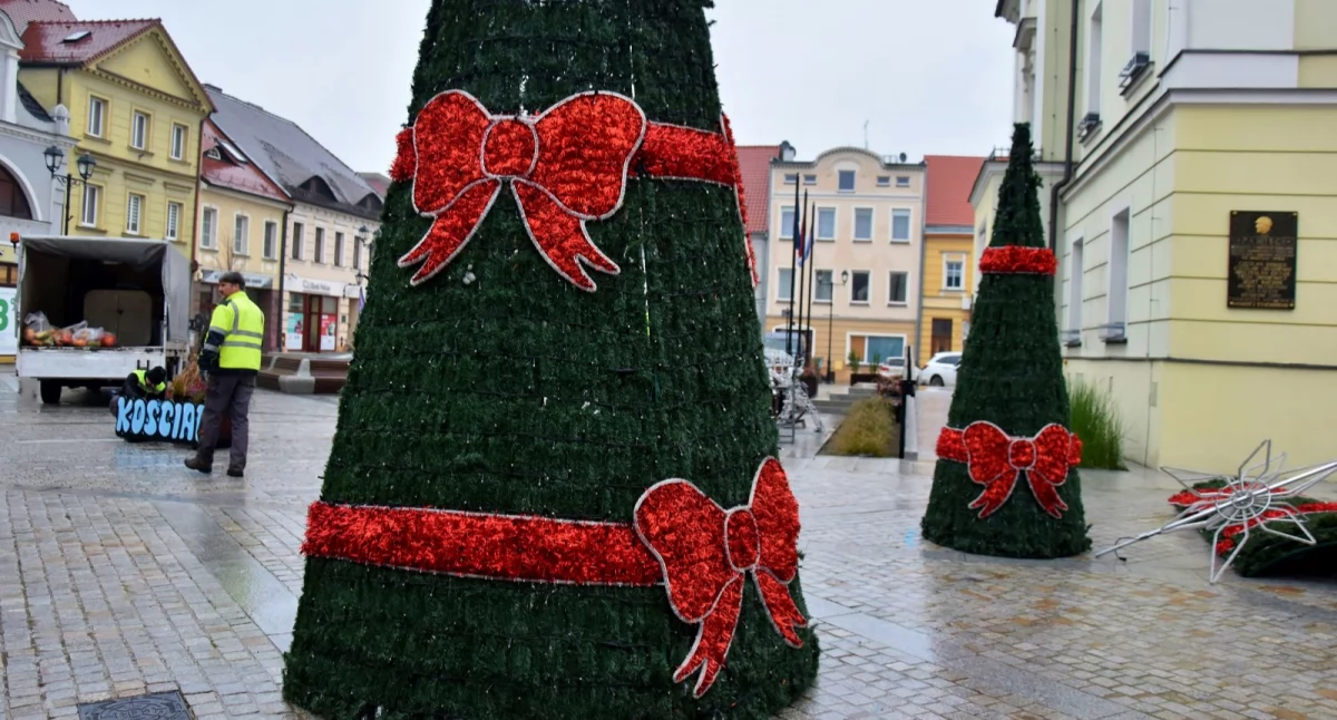 Zdjęcie przedstawia montaż ozdób świątecznych na Rynku w Kościanie