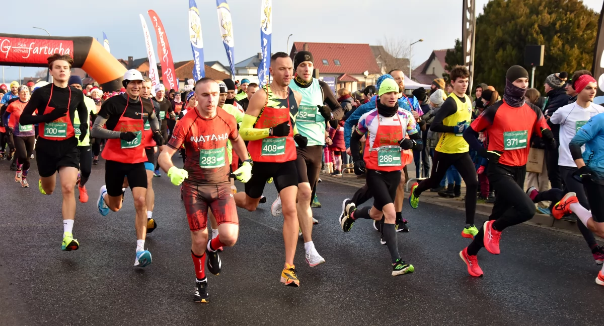 Zdjęcie przedstawia start Biegu Fartucha 2024 w Krzywiniu