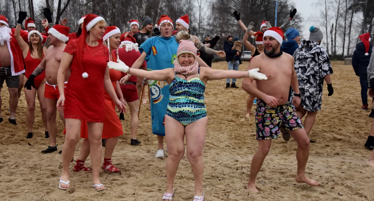Zdjęcie przedstawia uczestników charytatywnego morsowania w Nowym Dębcu