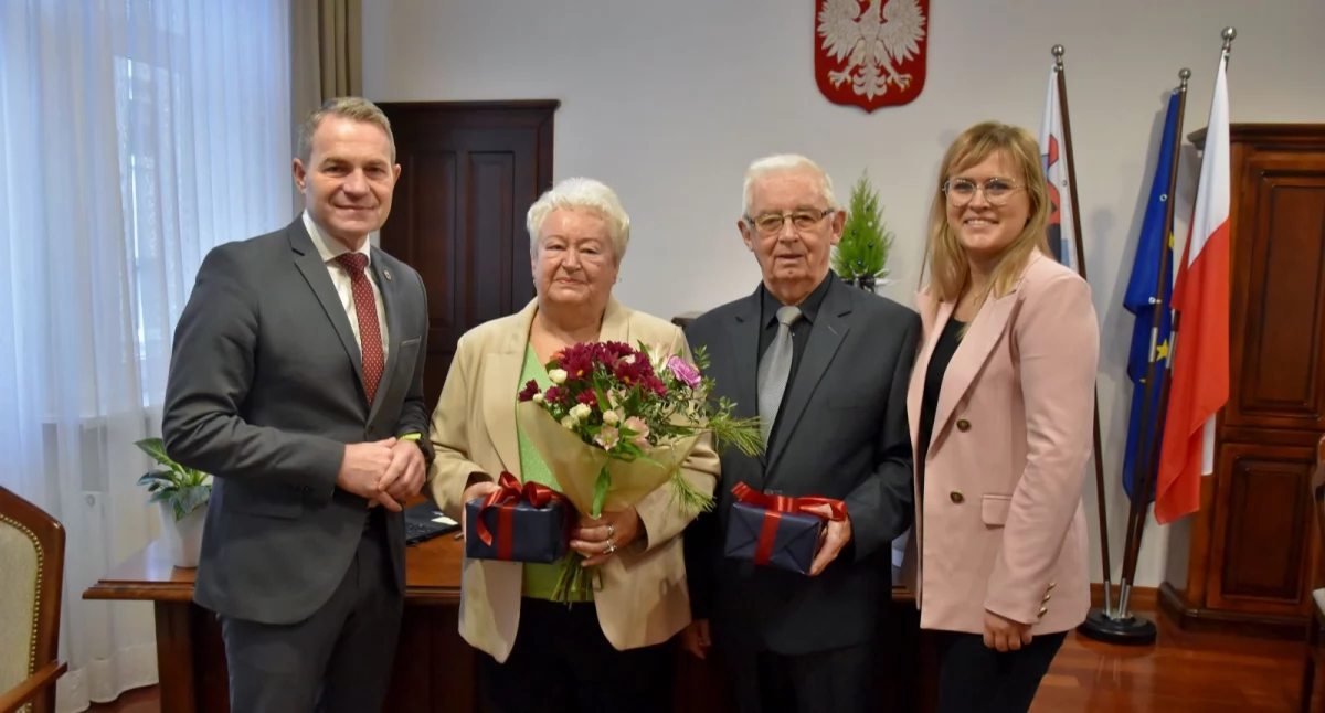 Zdjęcie przedstawia Teresę i Lechosława Ratajczaków z wnuczką Moniką i burmistrzem