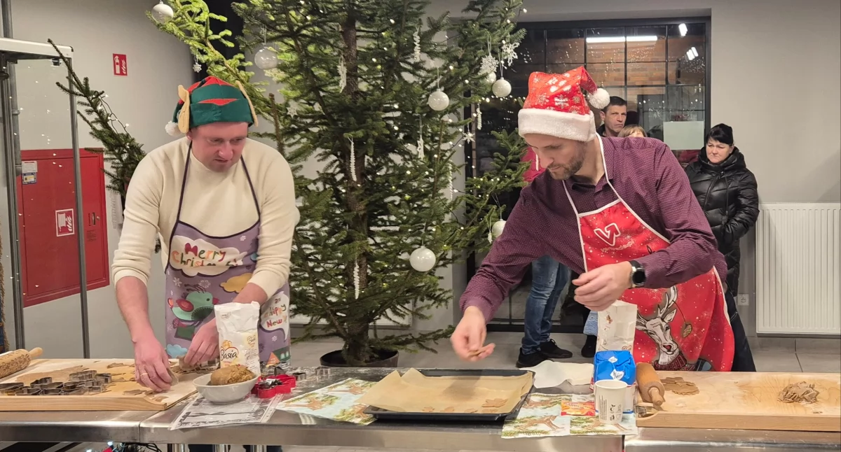 Zdjęcie przedstawia burmistrza Czempinia i jego zastępcę pieczących pierniki