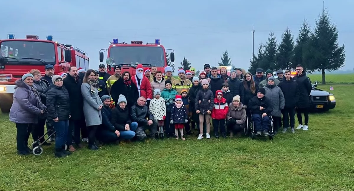 Grupowe zdjęcie podczas Korowodu Świętego Mikołaja w gminie Kościan