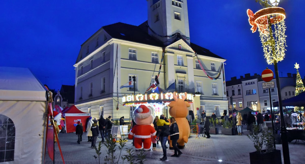 Zdjęcie przedstawia Rynek w Kościanie podczas jarmarku