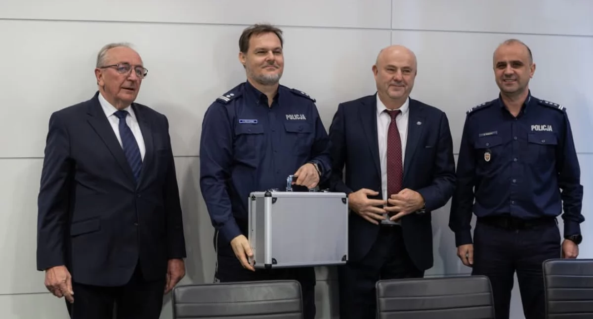 Zdjęcie przedstawia moment przekazywania mierników hałasu komendantowi policji w Kościanie