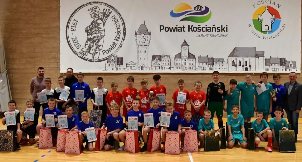 Wspólne zdjęcie najlepszych drużyn Turnieju Gwiazdkowego 2024