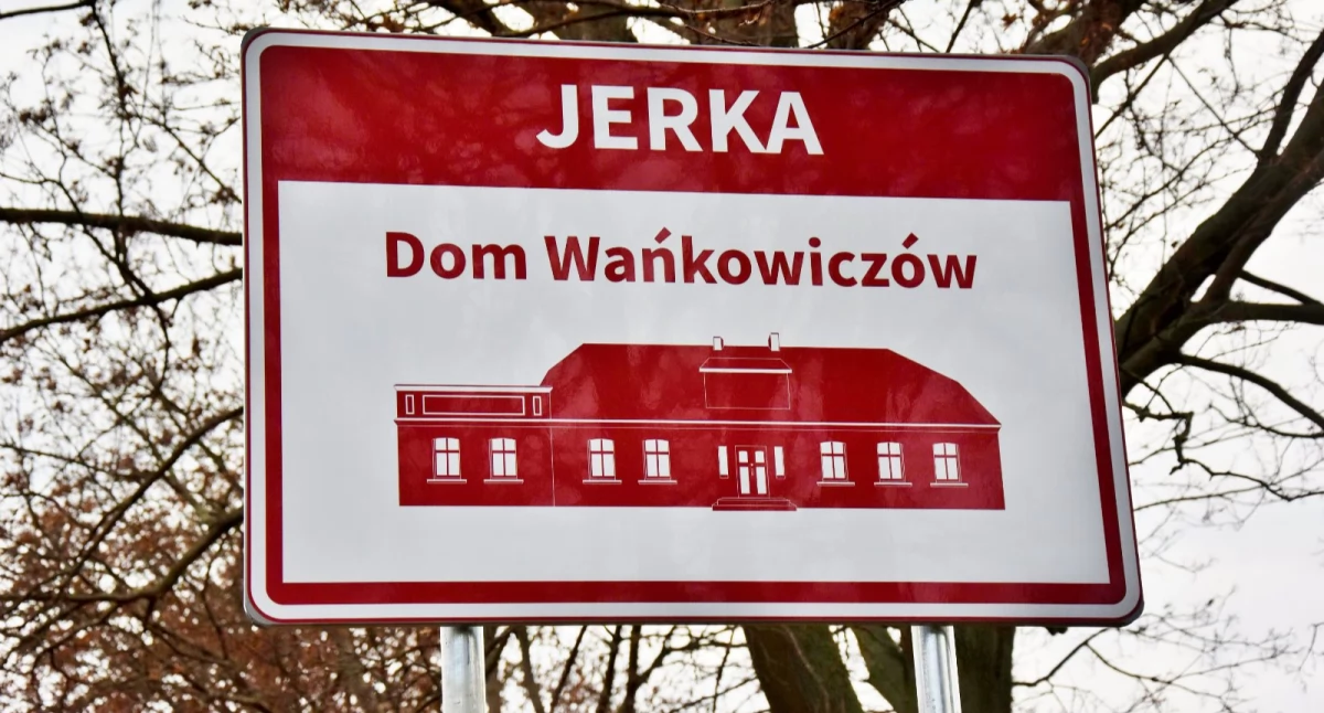 Zdjęcie przedstawia tabliczkę informującą o Domu Wańkowiczów