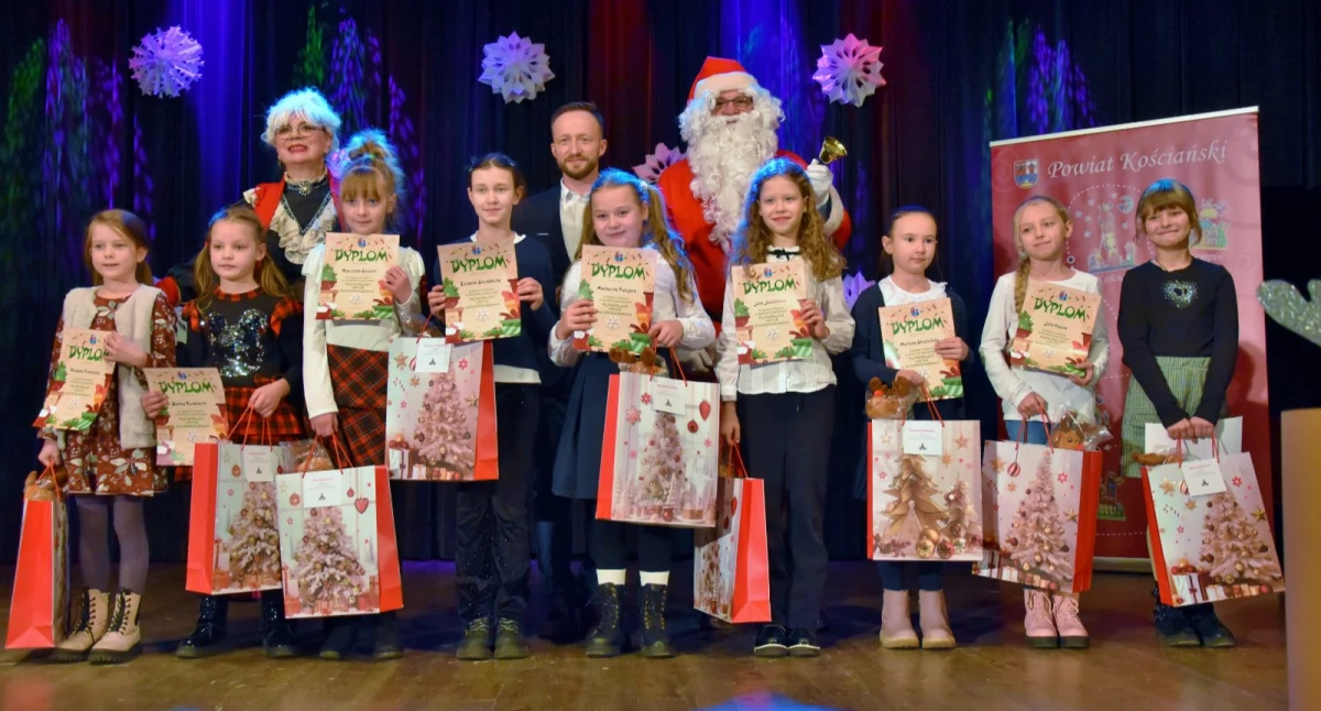 Zdjęcie przedstawia laureatów konkursu na Najpiękniejsze Kartki Bożonarodzeniowe
