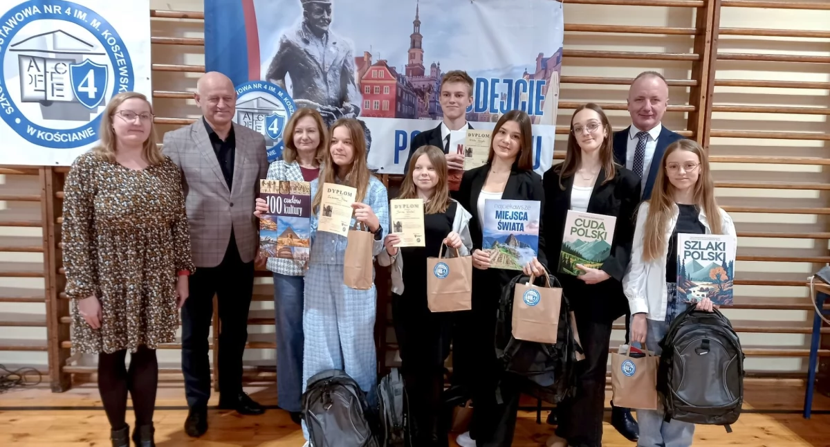 Zdjęcie przedstawia laureatów 24. konkursu gwarowego w Szkole Podstawowej nr 4 w Kościanie