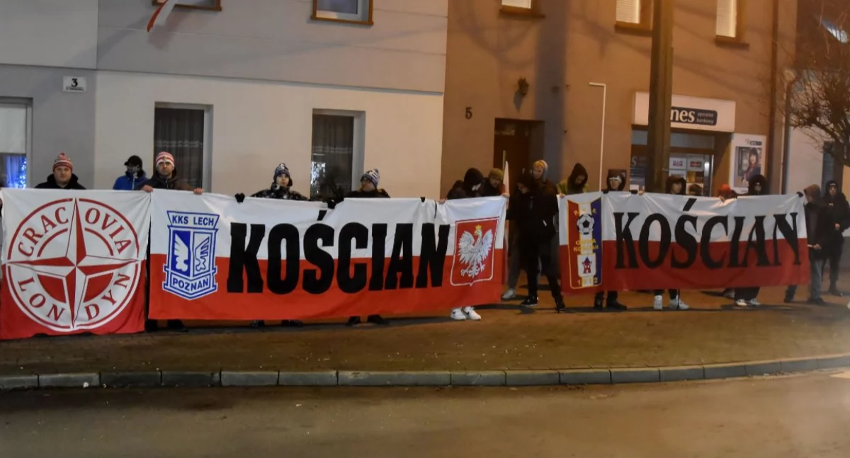 Zdjęcie przedstawia uczestników obchodów Narodowego Dnia Zwycięskiego Powstania Wielkopolskiego