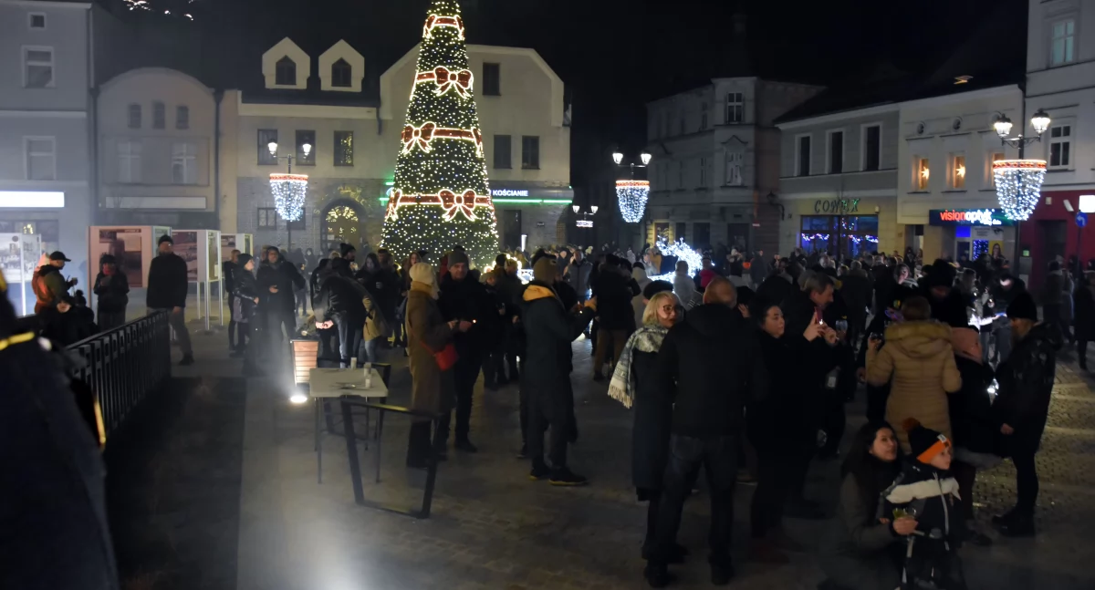 Zdjęcie przedstawia powitanie roku 2024 na Rynku w Kościanie