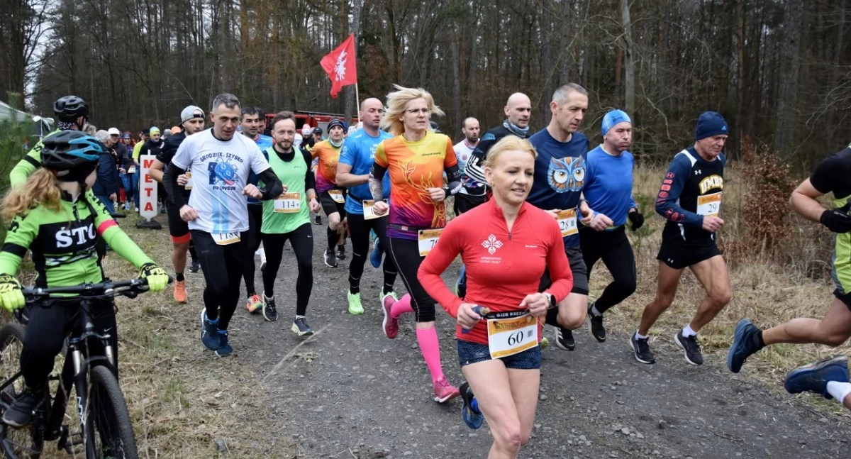 Zdjęcie przedstawia start Powstańczych Biegów Przełajowych w Nietążkowie 2024