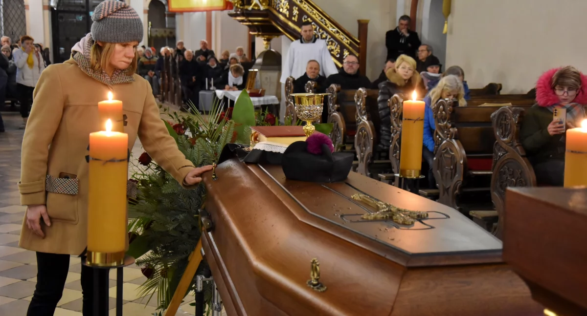 Zdjęcie przedstawia uroczystości pogrzebowe ks. Czesława Bartoszewskiego