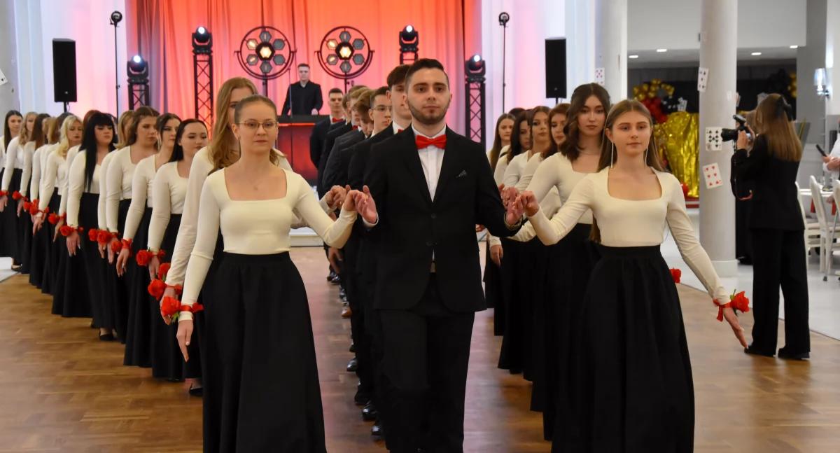 Zdjęcie przedstawia poloneza tańczonego przez maturzystów z ZSP w Nietążkowie na studniówce