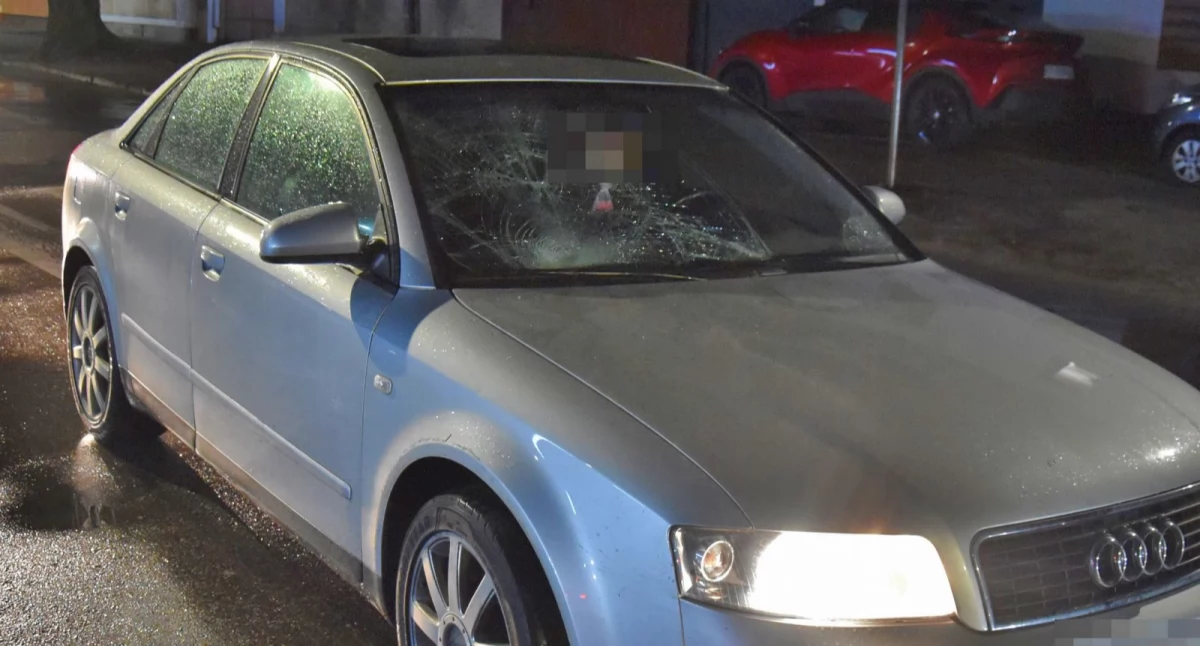 Zdjęcie przedstawia samochód marki audi uczestniczący w potrąceniu pieszego przebiegającego przez jezdnię