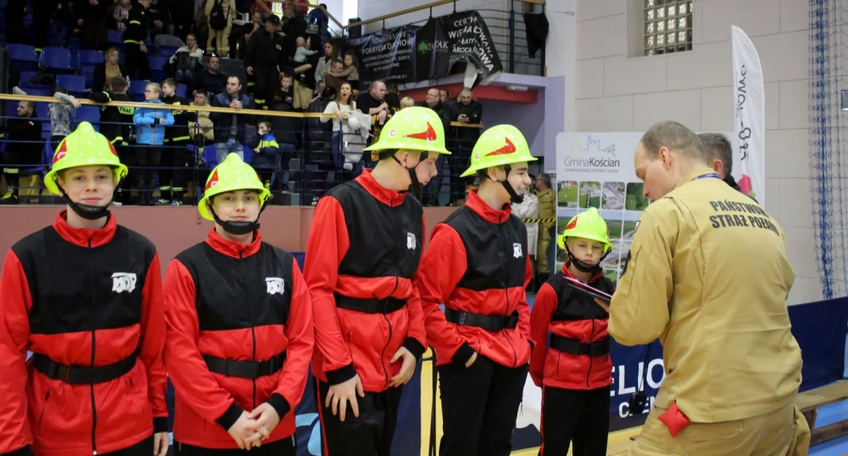 Zdjęcie przedstawia zawodników Halowych Zawodów Sportowo-Pożarniczych MDP