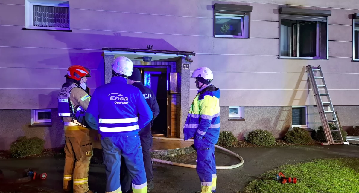 Zdjęcie przedstawia służby po ugaszeniu pożaru mieszkania w Racocie