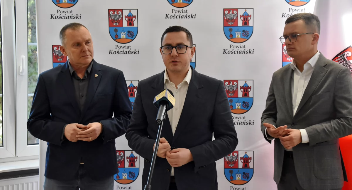 Zdjęcie przedstawia briefing po spotkaniu ministra Motyka z samorządowcami z powiatu kościańskiego