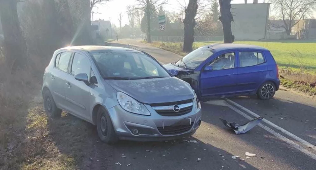 Zdjęcie przedstawia samochody Kia i Opel po kolizji w Borowie