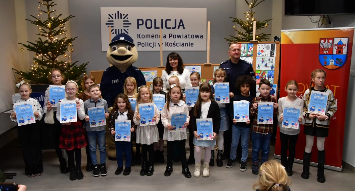 Zdjęcie przedstawia laureatów konkursu Bezpieczne Ferie z Sierżantem Pyrkiem