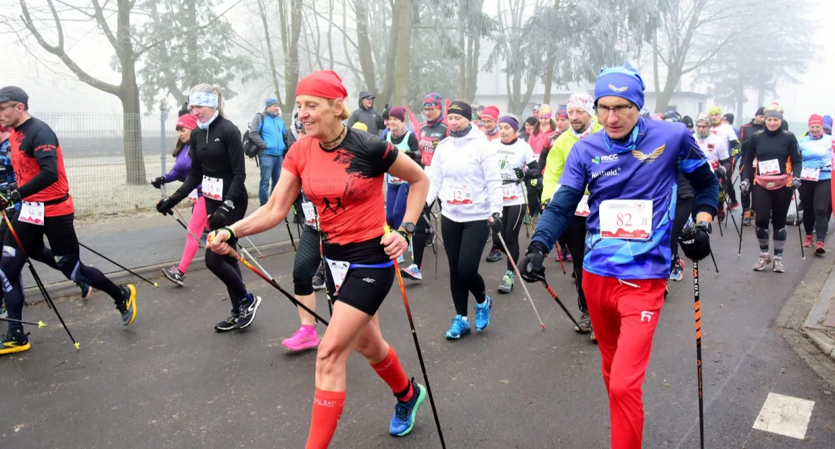 Zdjęcie przedstawia start uczestników marszu Nordic Walking podczas Powstańczych Biegów Przełajowych w Śmiglu 2025