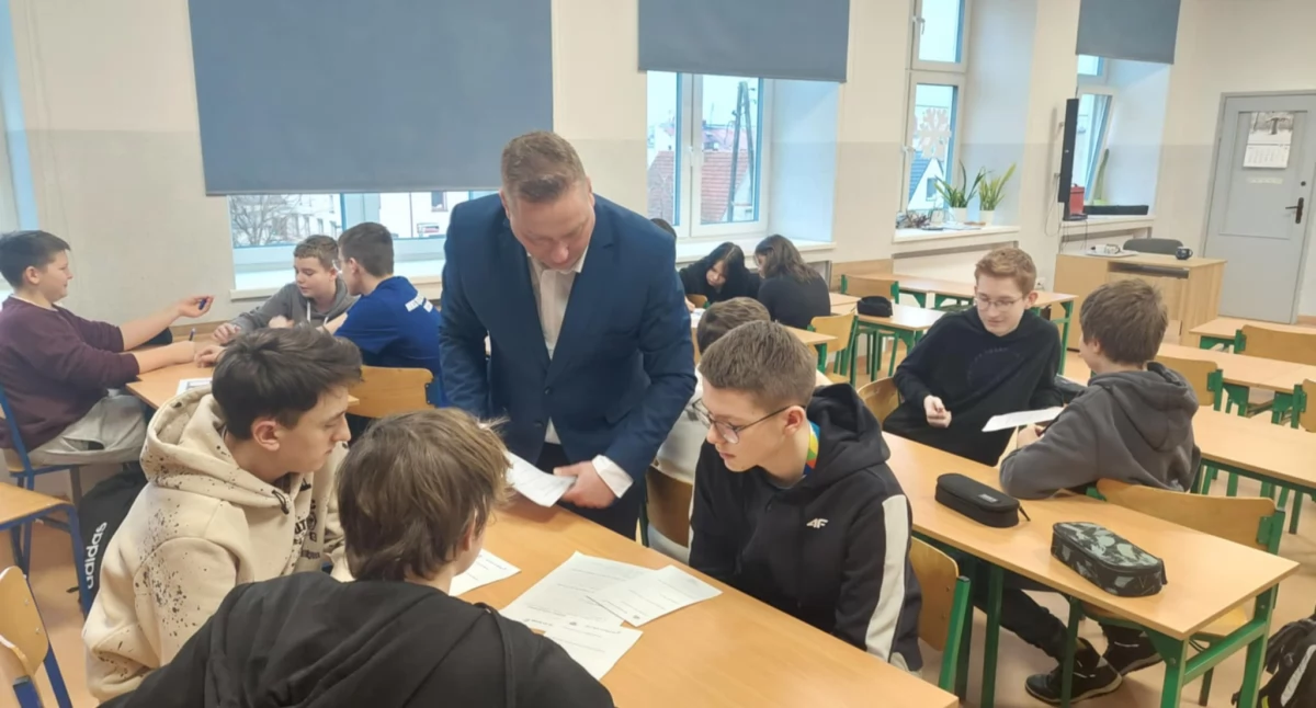 Szkoły, edukacja i nauka, pomysł biznes spotkania uczniami Czwórki - zdjęcie, fotografia