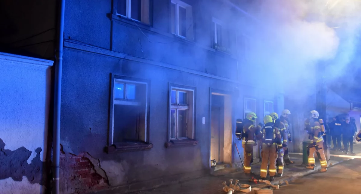 Zdjęcie przedstawia akcję gaśniczą budynku przy ul. Długiej w Czempiniu