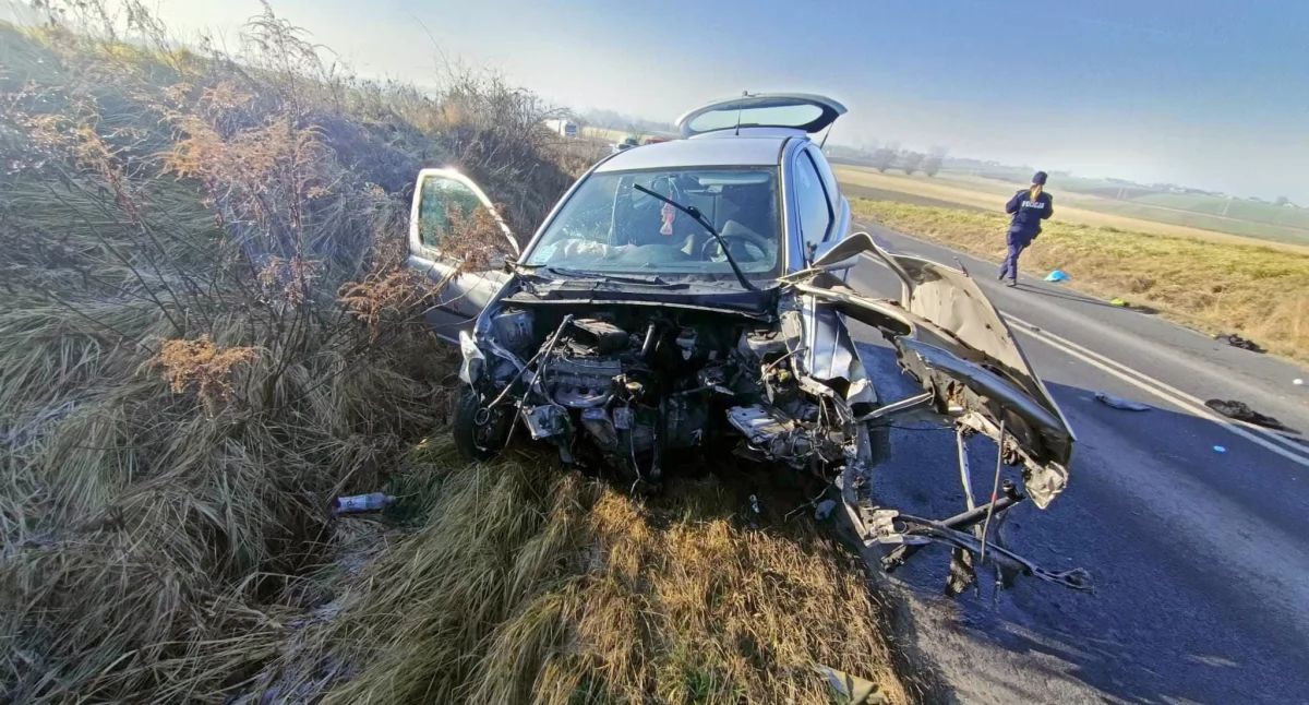 Samochód po kolizji na drodze Czempiń - Stare Tarnowo
