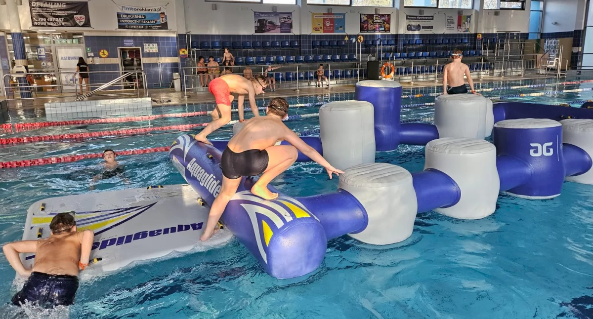 Zdjęcie przedstawia zajęcia na basenie w ramach Ferii na sportowo z Promieniem Krzywiń