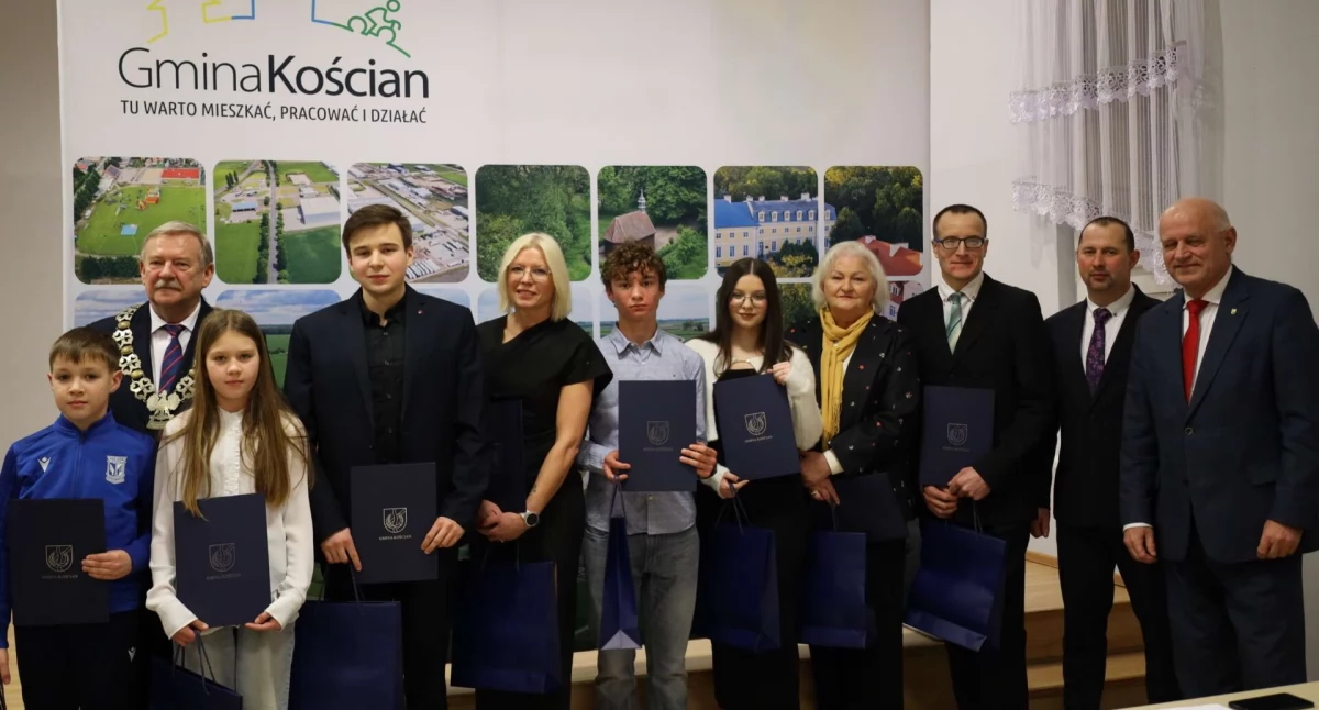 Zdjęcie przedstawia laureatów nagród i stypendiów sportowych gminy Kościan