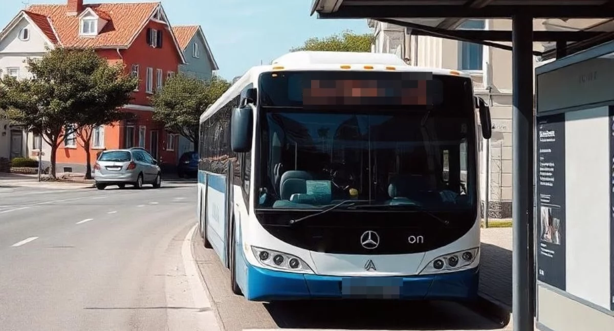 Zdjęcie przedstawia autobus miejski
