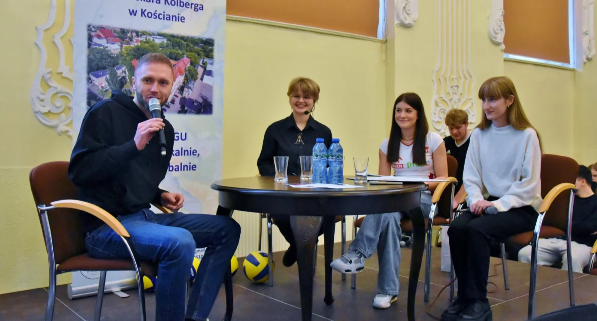 Zdjęcie przedstawia Pawła Zatorskiego podczas wizyty w I LO w Kościanie
