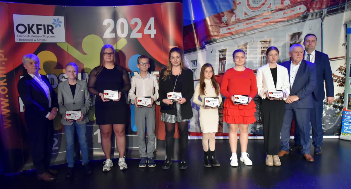Zdjęcie przedstawia wyróżnionych sportowców z gminy Śmigiel