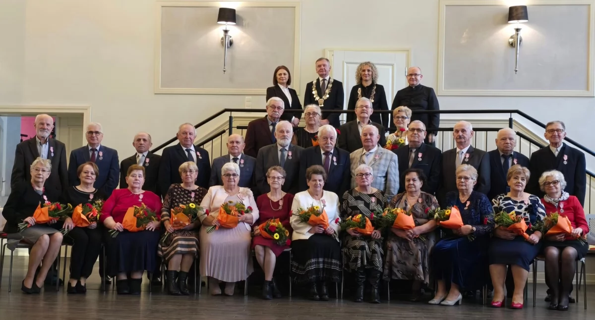 Zdjęcie przedstawia jubilatów podczas wręczenia medali 