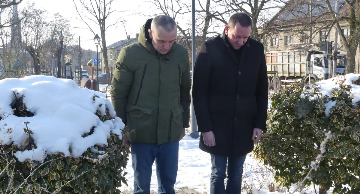 Zdjęcie przedstawia moment upamiętnienia Floriana Marciniaka