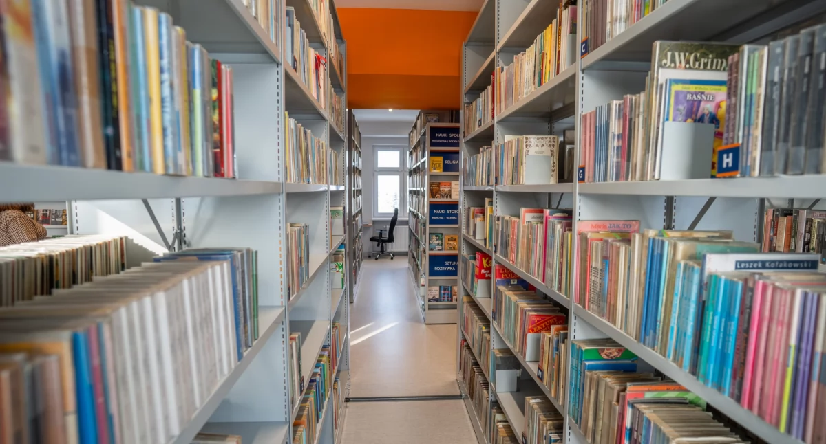 Zdjęcie przedstawia wnętrze biblioteki w Krzywiniu