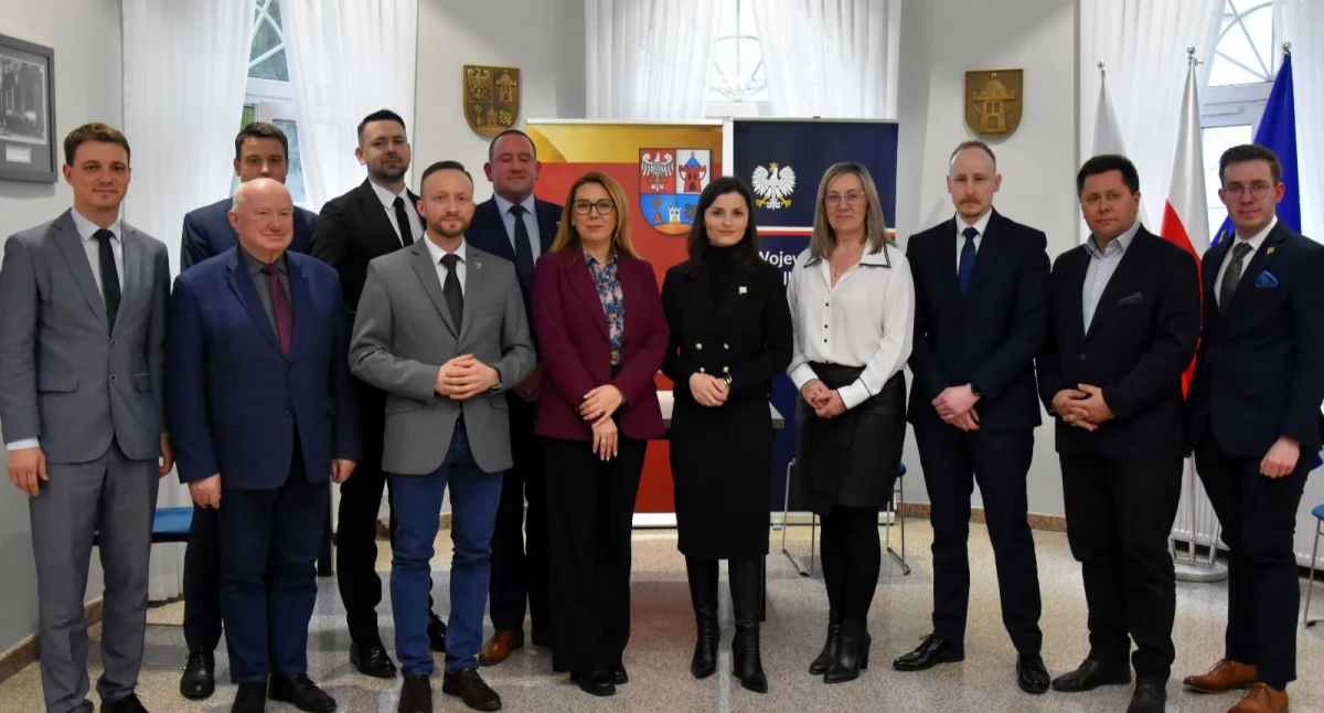 Zdjęcie przedstawia uroczystość podpisania umów dotyczących dofinansowania remontów dróg