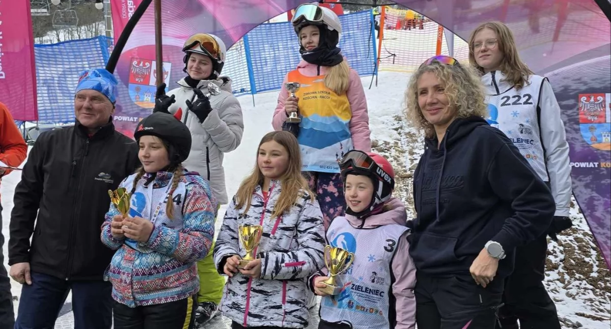 Zdjęcie przedstawia nagrodzonych podczas Mistrzostw Powiatu Kościańskiego w Narciarstwie i Snowboardzie 2025